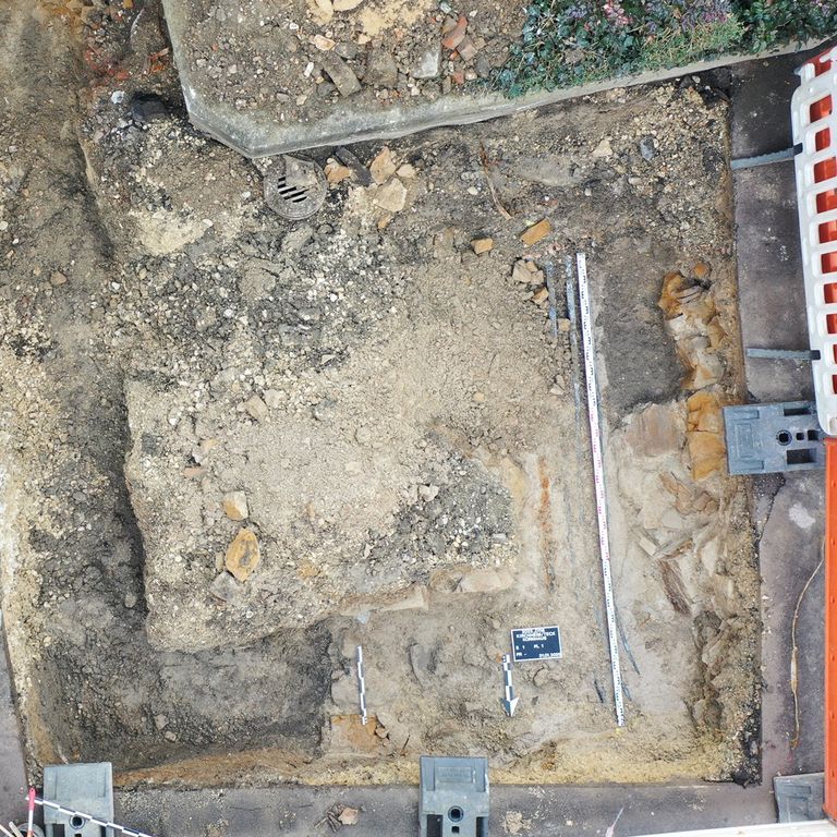 Ältere Gebäudefundamente zwischen Kirchheimer Kornhaus und Kirche
