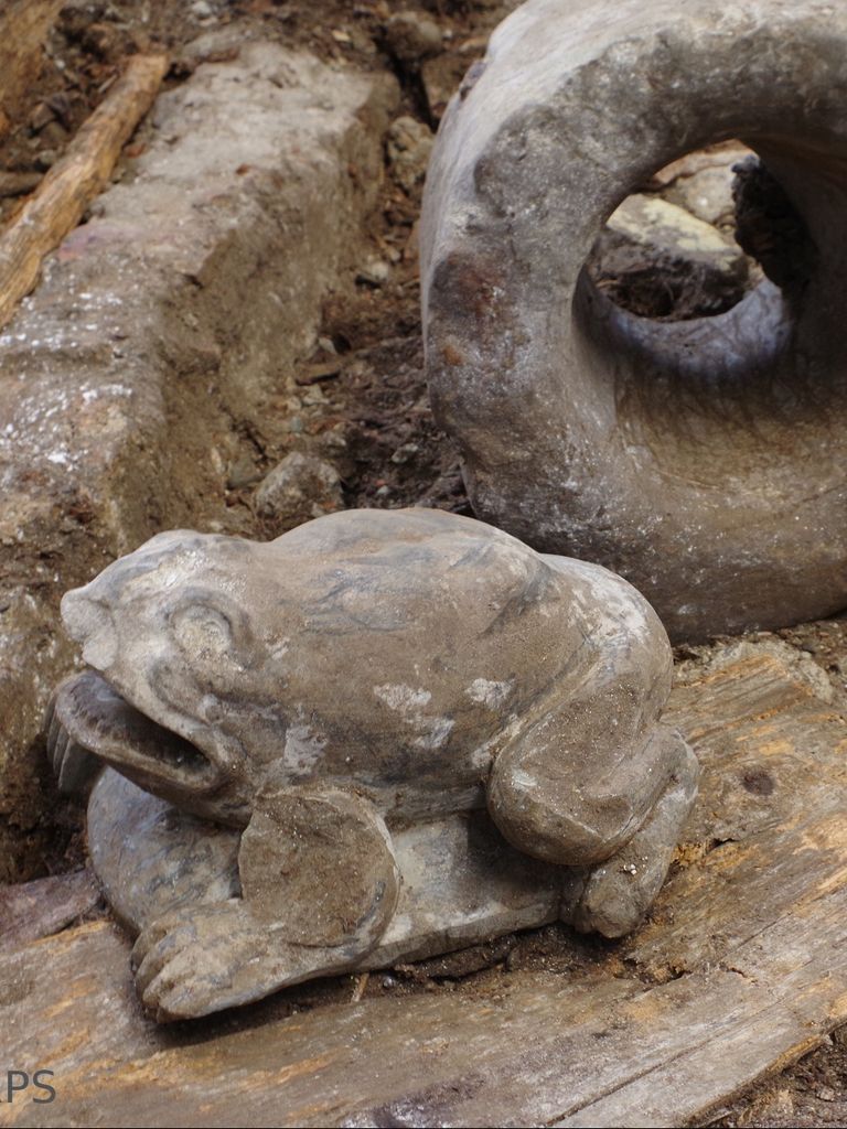 Sandsteinfigur in Form eines Frosches